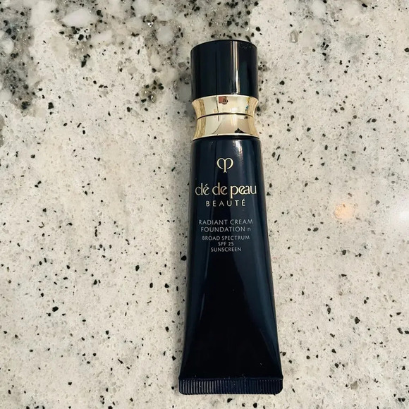 Cle de Peau Beaute Radiant Cream Foundation O90 Very Deep Ocher 21ml 0.88 oz - Picture 2 of 10